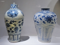 (左)元青花缠支花卉带盖梅瓶  高44.5cm|波士顿美术馆藏
